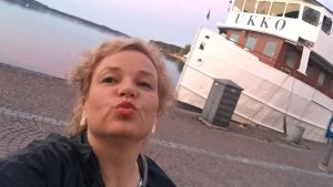 Minna Joenniemen selfiekuva Ukko-höyrylaivan edessä.