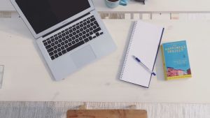 Att jobba hållbart är nödvändigt på alla plan, enligt Nora Rosendahl. Nora Rosendahls laptop och anteckningsblock och kaffekopp.