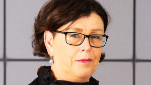 Lantråd Veronica Thörnroos säger att regeringens beslut tagits emot med blandade känslor. Veronica Thörnroos.