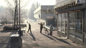 Det är så här jag bäst minns Grankulla centrum: Koppens bank, apoteket och pappershandeln Info (syns inte på bild) i skoaskliknande affärslokaler som numera rivits. En vy av Grankulla centrum på 1980-talet.