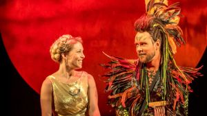 Intrigerna i operor kan kännas lite fåniga - men låt det inte avskräcka dig. Bilden är från Åbo svenska teaters uppsättning av Trollflöjten. Pamina (Susanna Andersson) och Papageno (Waltteri Torikka) i samspråk om kärleken och livets villkor.