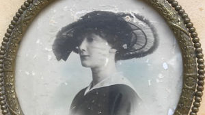 Elisabeths farmor Brita von Engelhardt, född Andsten, i Åbo år 1893. Tavla med fotografi på Elisabeth Tarras-Wahlbergs farmor Brita von Engelhardt, född Andsten, i Åbo år 1893.
