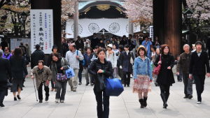 Folkvimmel i Tokyo, med den japanska kejserliga symbolen i bakgrunden. Folkvimmel i Tokyo, med det japanska kejserliga vapnet i bakgrunden.