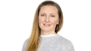 Elina Eeva är den första i Finland att doktorera på temat syskonvåld. Hon hoppas få fortsatt finansiering för sin forskning för att kunna slutföra avhandlingen. Elina Eeva