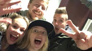 Efter en lyckad BUU-show passar det med en glad selfie. BUU-klubbsledarna tar en glad selfie efter en lyckad BUU-show
