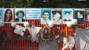 Ett studenthem som var nyrenoverat och ansågs vara säkert kollapsade i skalvet. Åtta studenter dog. L'Aquila i Italien.