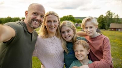 Fredrik Hallgren, Sissela Benn, Tea Stjärne, Baxter Renman och Elis Gerdt i filmen "Sune - uppdrag midsommar".