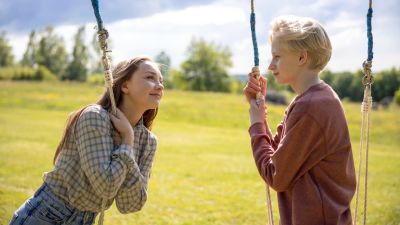 Lily Wahlsteen i rollen som Sophie och Elis Gerdt som Sune i filmen "Sune - uppdrag midsommar" i regi av Erland Beskow.