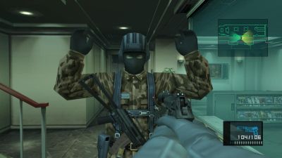 Sotilas seisoo kädet pystyssä, kun pelaaja osoittaa häntä aseella.