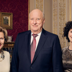 Kuningas Harald ja kuningatar Sonja muistelevat viime vuotta yhdessä toimittaja Nadia Hasnaouin kanssa.
