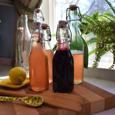 Hemgjord lemonad i glasflaskor.