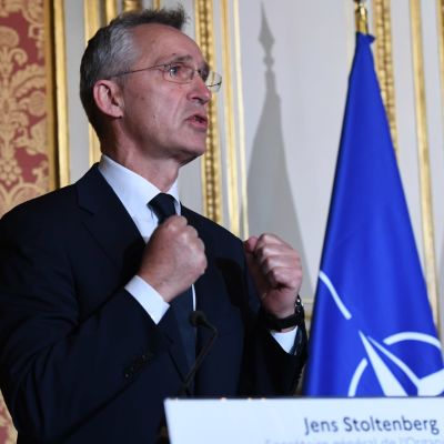 Sotilasliitto Naton pääsihteeri Jens Stoltenberg lehdistötilaisuudessa Pariisissa 10. joulukuuta 2021.