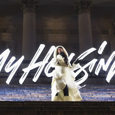 Saara Aalto esiintyi Tuomiokirkon portailla Helsingissä 5. joulokuuta.