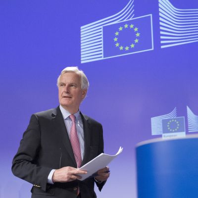 Michel Barnier tiedotustilaisuudessa Brysselissä keskiviikkona.