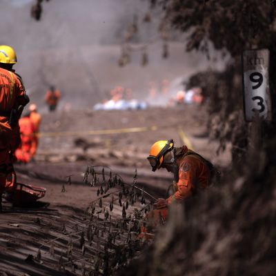 Pelastushenkilöstö auttamassa Guatemalan tulivuorenpurkauksen jälkitöissä.