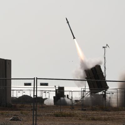 Iron Dome -ohjuspuolustusjärjestelmän ohjus lähtee laukaisualustalstaan.