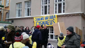 Bevarandet av Cygnaeusskolan stängde möjligheterna till en tvåspråkig skola på Busholmen. Folk demonstrerar utanför Cygnaeus skola i Helsingfors 3.3 2016.
