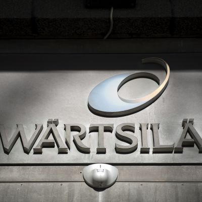 Wärtsilän logo talon seinässä Helsingin Hakanuiemessä.