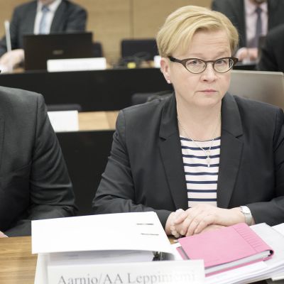 Jari Aarnio ja puolustusasianaja Riitta Leppiniemi Helsingin hovioikeudessa Trevoc-jutun valmisteluistunnossa.