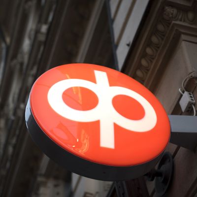 Osuuspankin logo talon seinässä.