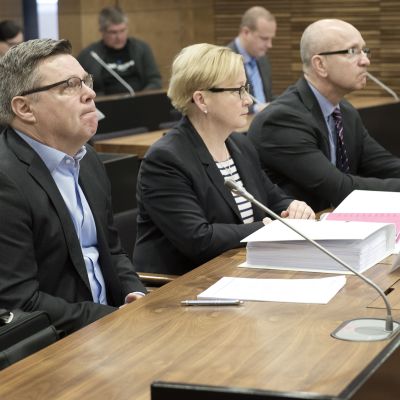 Jari Aarnio ja asianajajat Riitta Leppiniemi sekä Heikki Uotila Helsingin hovioikeudessa.