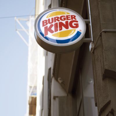 Burger Kingin kyltti talon seinässä.