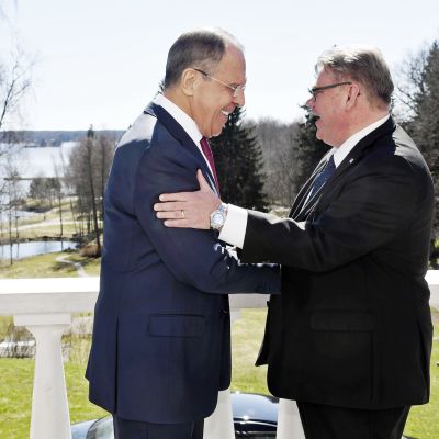 Sergei Lavrov ja Timo Soini Haikon kartanossa Porvoossa 4. toukokuuta.