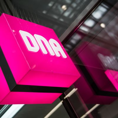 DNA teleoperaattorin logo.