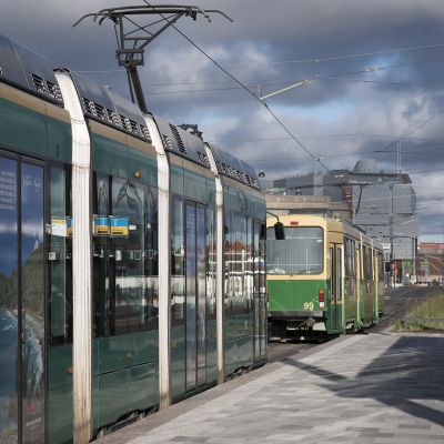 Kaksi raitiovaunua pysäkillä
