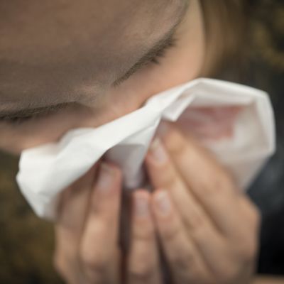 Nainen niistää.
