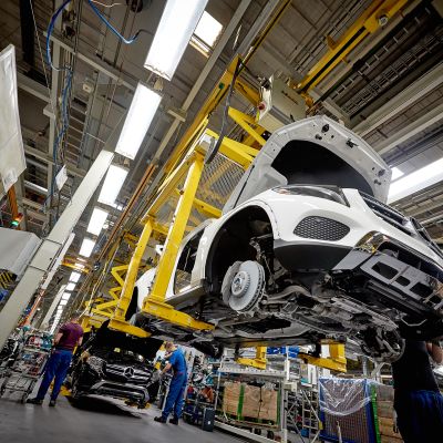 Uudenkaupungin autotehtaan kokoonpanolinja.