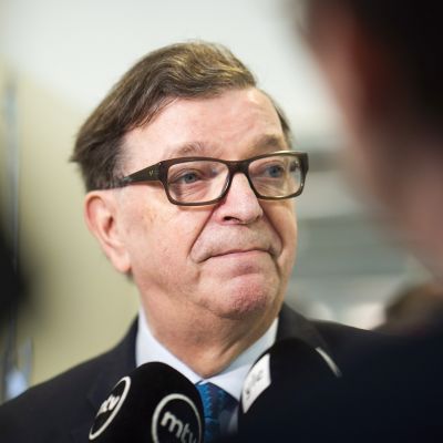 Europarlamentaarikko Paavo Väyrynen puhuu medialle Keskustan puoluevaltuuston vuosikokouksessa Lahdessa lauantaina 21. huhtikuuta.