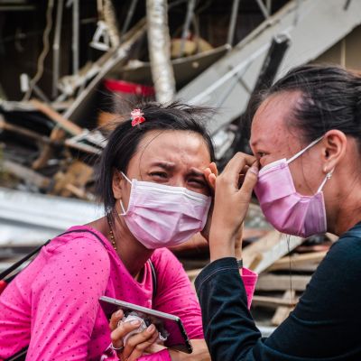 Indonesialaisnaiset surivat tuhoutuneen hotellin raunioissa Palussa 3. lokakuuta.
