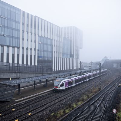 Näkymä Ilmalan asemalla Helsingissä sunnuntaiaamuna 3. marraskuuta 2019. Paikallisjuna on pysähtynyt asemalle.