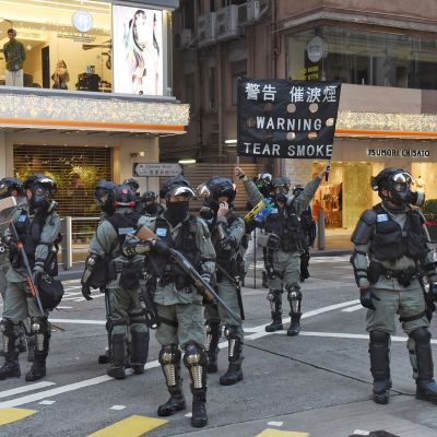 Mellakkapoliiseja Hongkongin keskustassa sunnuntaina 8. joulukuuta 2019.