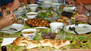 Ramadanin iftar-ateria Koillis-Turkissa, AYderin ylängöllä.