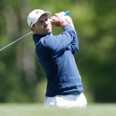Sergio Garcia katsoo, mihin hänen pallonsa lentää.