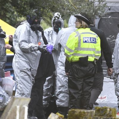 Suojapukuisia tutkijoita ja poliiseja Salisburyssa.