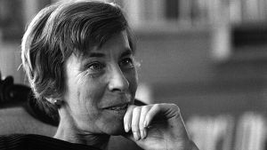 Tove Jansson, en av våra främsta och mångsidigaste konstnärer och skapare av de världskända mumintrollen, firas i dag den 9 augusti. Tove Jansson i dokumentaristen Kalle Kultalas svartvita foto.