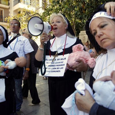 Nunniksi pukeutuneet mielenosoittajat arvostelevat kirkon roolia vauvojensieppaus-skandaalissa.