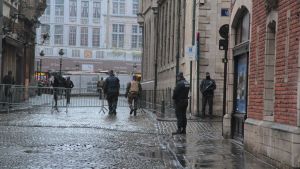 De folktomma gatorna i Bryssel övervakas av beväpnade poliser. De folktomma gatorna i Bryssel övervakas av beväpnade poliser.