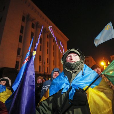 Kiovalaiset seurasivat Putinin ja Zelenskyin tapaamista suurilta näytöiltä presidentinpalatsin ulkopuolella.