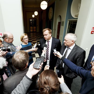 Puhemies Paula Risikko, keskustan eduskuntaryhmän puheenjohtaja Antti Kaikkonen, kokoomuksen eduskuntaryhmän puheenjohtaja Kalle Jokinen ja SDP:n eduskuntaryhmän puheenjohtaja Antti Lindtma