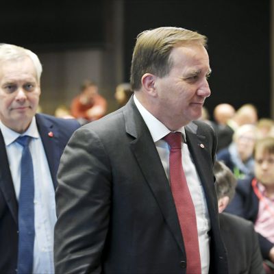 Pääministeri Antti Rinne (vas.) ja Ruotsin pääministeri Stefan Löfven SDP:n järjestämässä Tulevaisuusfoorumi -tilaisuudessa Helsingissä lauantaina.