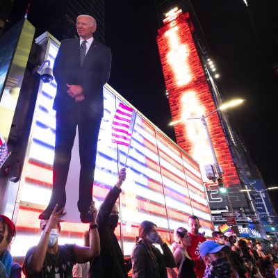Vaalivoittoa juhlivia ihmisiä Times Squarella.