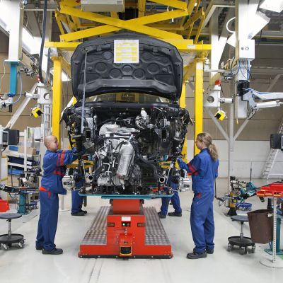 Työntekijöitä autotehtaalla Uudessakaupungissa.