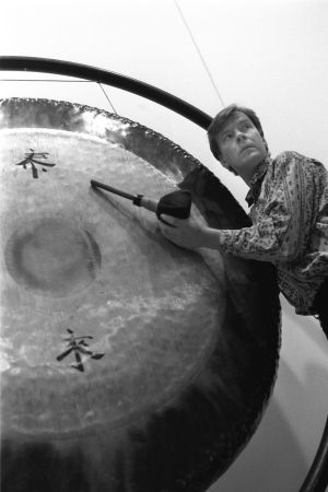 Magnus Lindberg soittaa gongia, kuva liittyy Kraft-teoksen orkesteriharjoituksiin 1991.