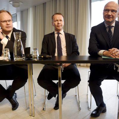 Tero Nissinen, Pekka Koponen ja Jari Gustafsson tiedotustilaisuudessa Helsingissä.