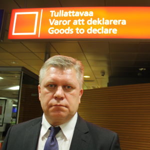Tullens bevakningschef Hannu Sinkkonen bedömer att knarkhandeln på mörka webben har sänkt tröskeln att handla med droger. Tullöverinspektör Hannu Sinkkonen utanför tullen
