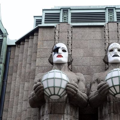 Helsingin päärautatieaseman kivimiespatsaat saivat KISS-kasvomaalaukset 28. huhtikuuta 2017. VR juhlistaa hard rock -yhtye KISSin toukokuista Helsingin-konserttia tarjoamalla neljälle KISS-fanille mahdollisuuden maalata 3D-tulostettuun naamariin jonkun KISSin jäsenen kasvomaalauksen. Naamarit koristavat kivimiehiä huhtikuun lopulta 5. toukokuuta saakka.
